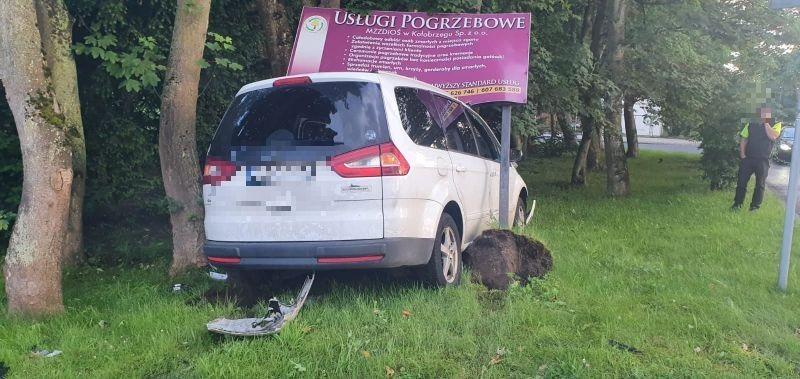 Uwaga kierowcy, dochodzi do kolizji. Po jednej z nich auto wjechało w reklamy
