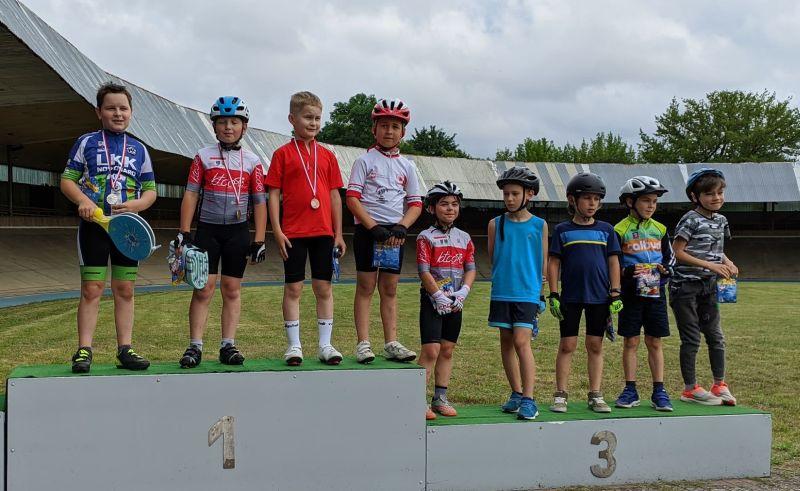 Podium dla młodych kolarzy KTC