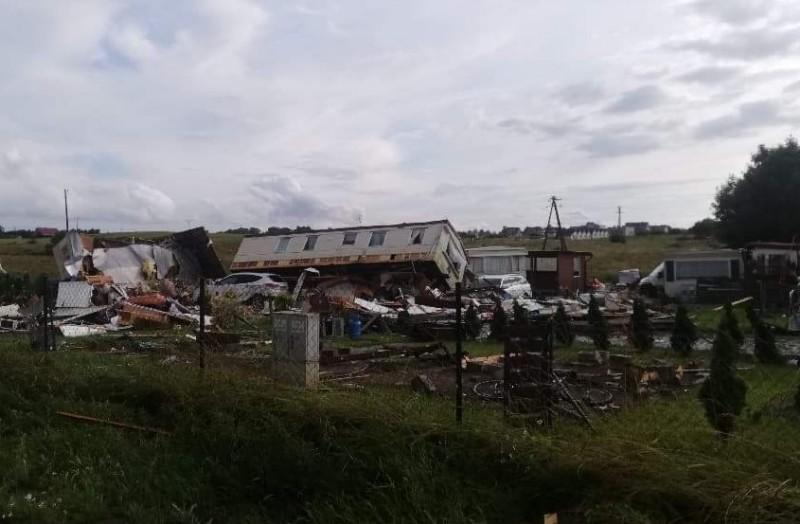 Trąba powietrzna w Ustroniu Morskim! Zmiażdżone domy, zniszczone auta, strażacy szukają poszkodowanych  