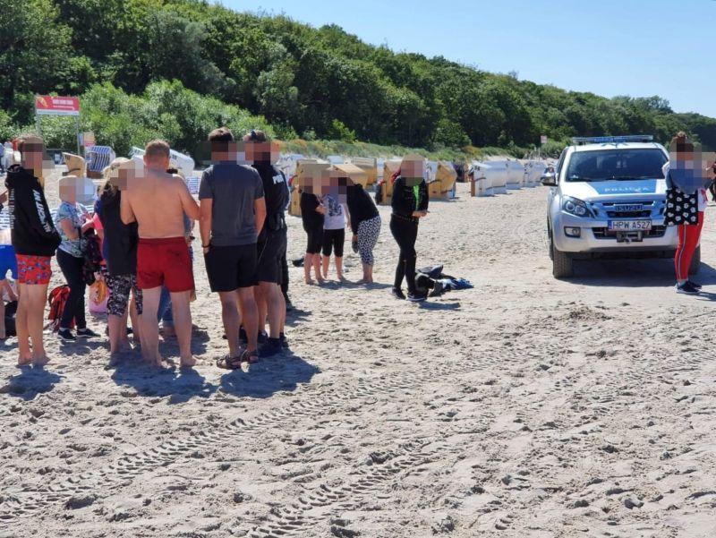 Wycieczka dzieci i młodzieży w wodzie pomimo zakazu
