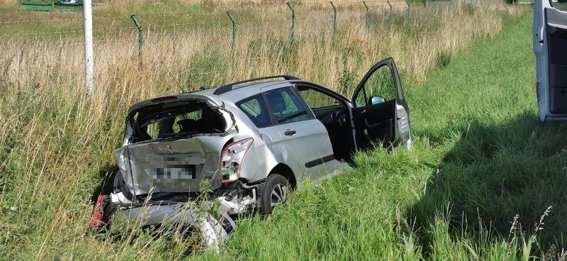 VW z impetem wjechał w tył peugeota (Foto)