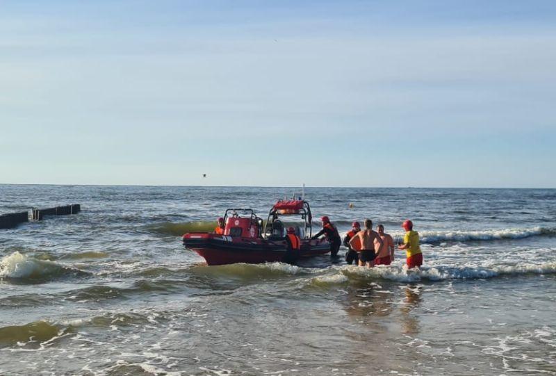 Ratownicy szukali mężczyzny. Pływał i zniknął plażowiczom z pola widzenia