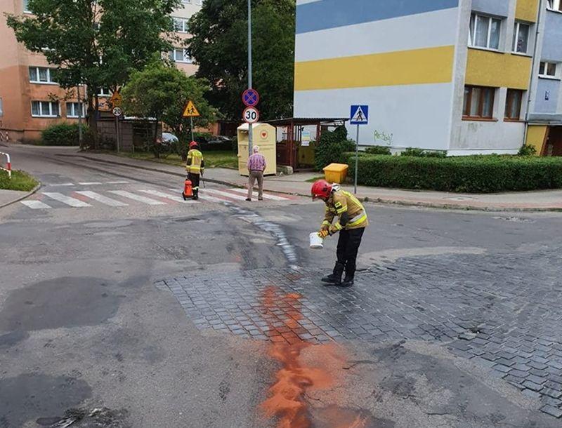 Kilkusetmetrowa plama oleju na drodze w centrum Kołobrzegu