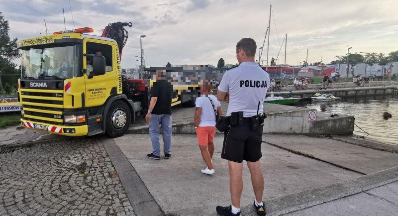Samochód wjechał do basenu portowego