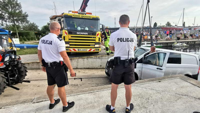 Laweta z dźwigiem i nurkowie wyciągali pojazd, który wpadł do wody (Foto,video)