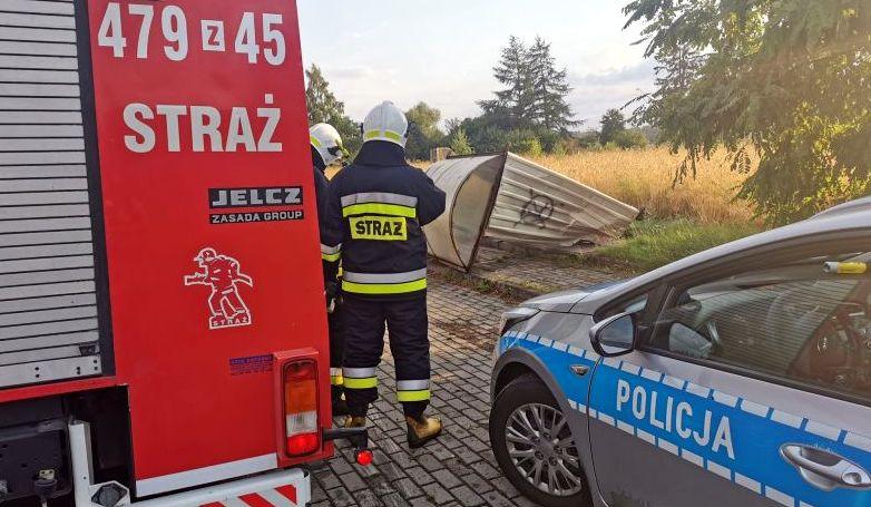 Peugeot wpadł w poślizg i uderzył w przystanek