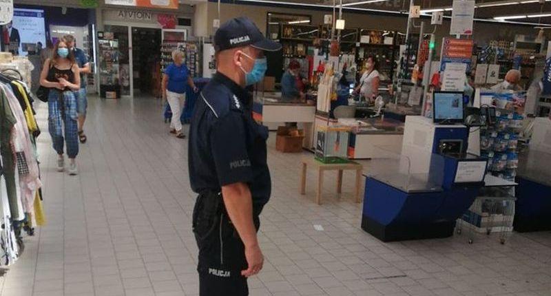 Sanepid i kołobrzeska policja kontrolują markety. Sprawdzano obowiązek noszenia maseczek