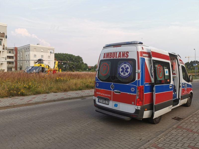 Śmigłowiec ratunkowy lądował w wysokiej trawie przy blokach. Ratowników wiozła taksówka