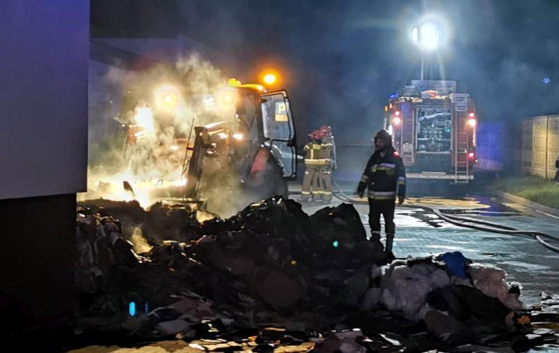 Do akcji gaśniczej przy centrum handlowym ruszył strażacki traktor