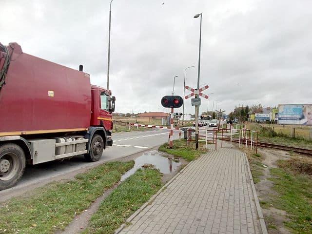 Dwukrotnie uszkodzono rogatki. Kierowcy nie zachowali ostrożności 