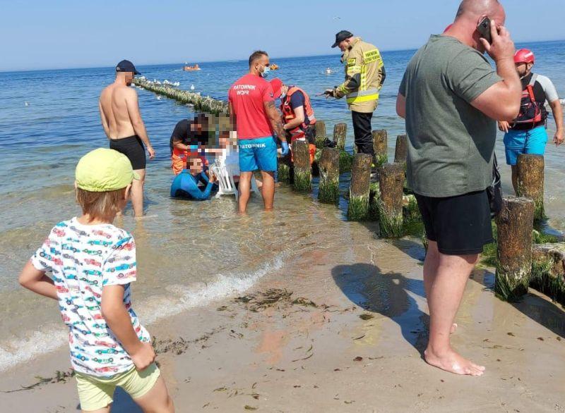 Niecodzienna sytuacja na kołobrzeskiej plaży. Pręt przebił nogę kobiety