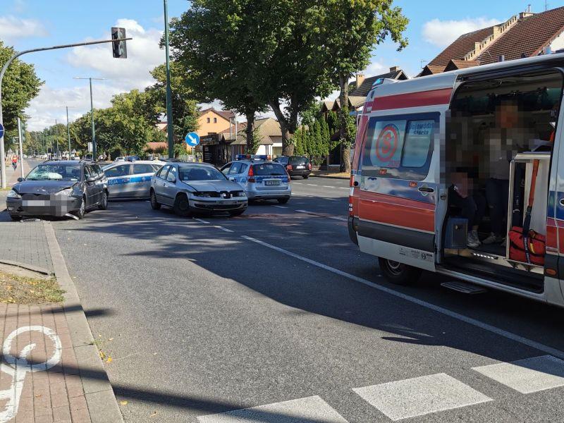 Na ulicy Koszalińskiej doszło do zderzenia. W samochodach jechały między innymi dzieci 
