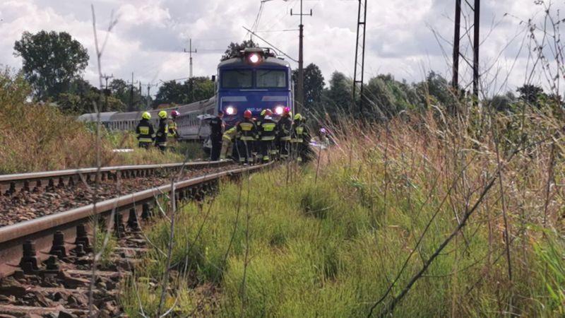 Tragiczny wypadek pod Kołobrzegiem. Volkswagen passat zderzył się z pociągiem