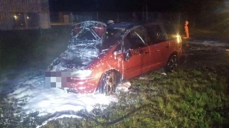 W trakcie jazdy zapalił się samochód. Kierowca nie mógł powstrzymać pożaru 