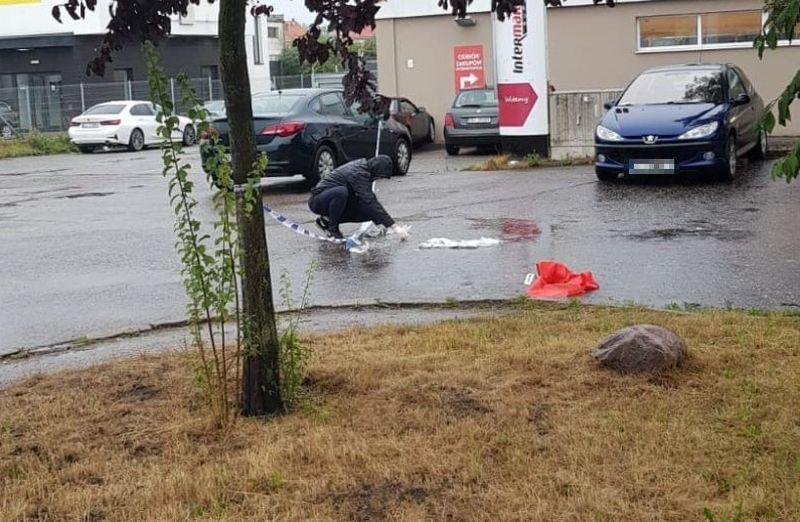 Sprawca kradzieży samochodu porzucił pojazd i uciekł. Tropi go policja