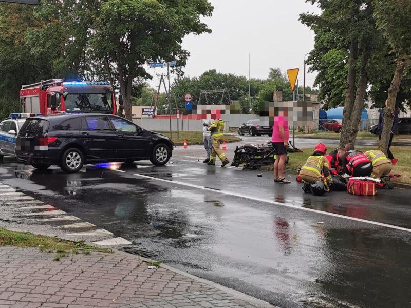 Zderzenie motocykla z mercedesem. Jedna osoba poszkodowana 