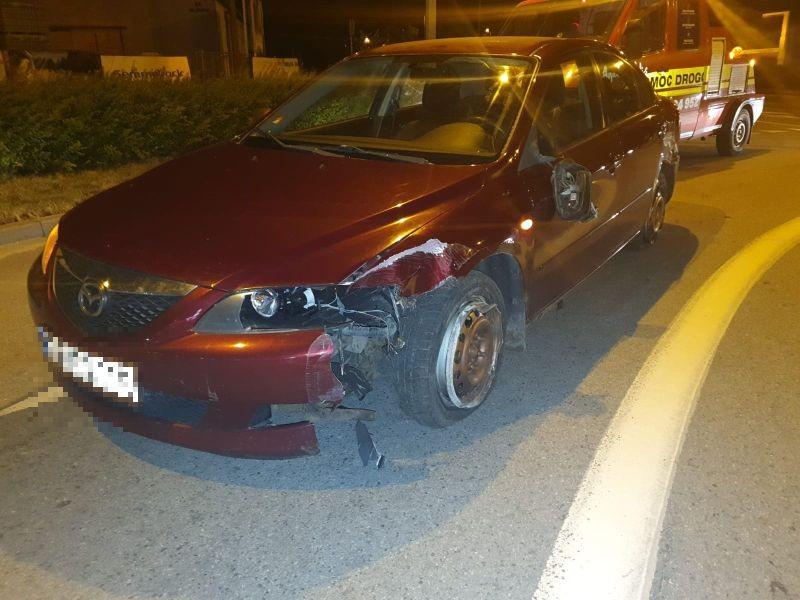Kierowca Mazdy wypadł z toru jazdy. Sprawę wyjaśniają policjanci