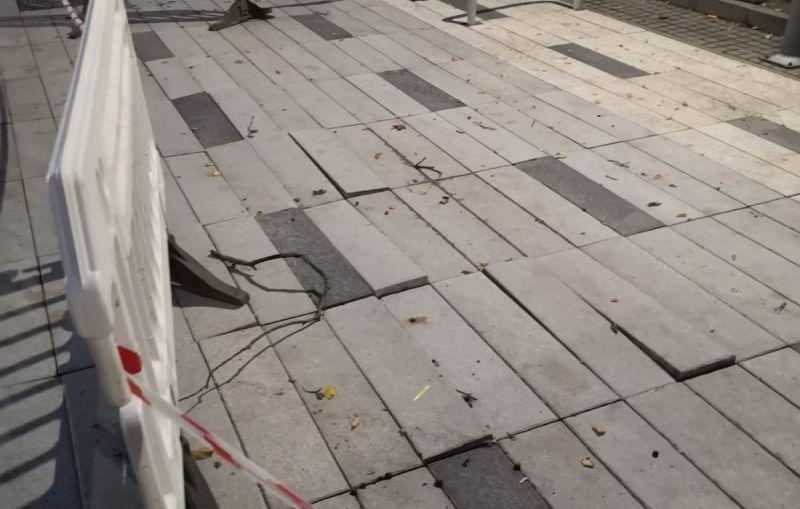 Plac przed molo w coraz gorszym stanie. Część płytek zostało zabezpieczonych