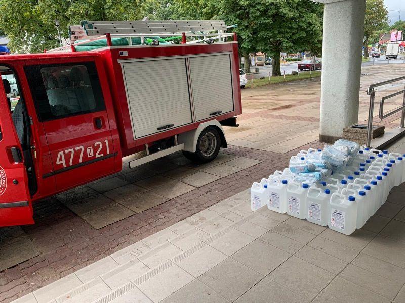 Płyn dezynfekujący trafił do szkół. Rozwozili go również strażacy 