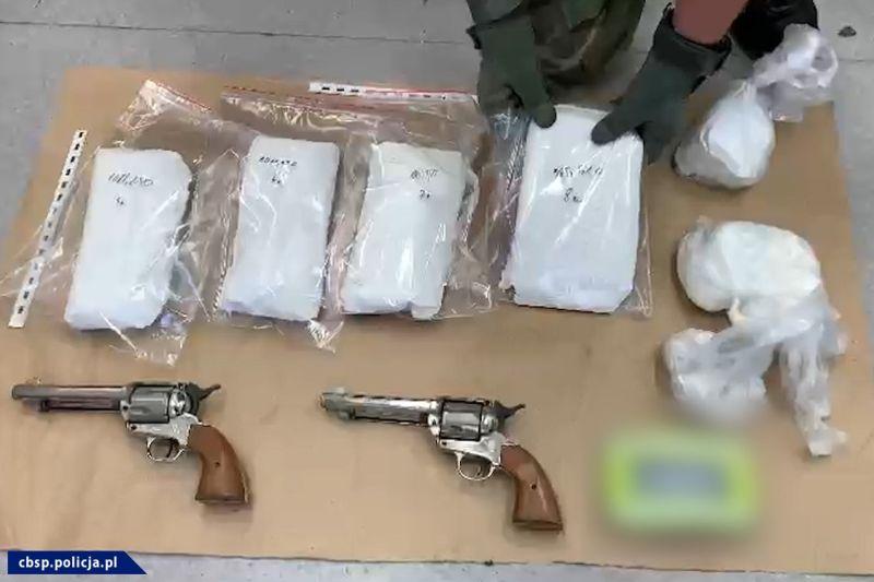 W Ustroniu Morskim policjanci CBŚP przejęli 18 kg narkotyków, broń oraz amunicję
