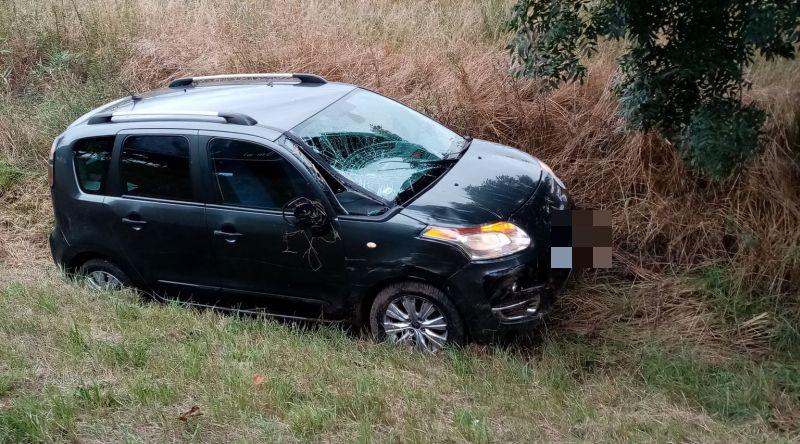Kierowca ciężarówki zepchnął osobówkę do rowu i odjechał z miejsca zdarzenia. Poszukuje go policja