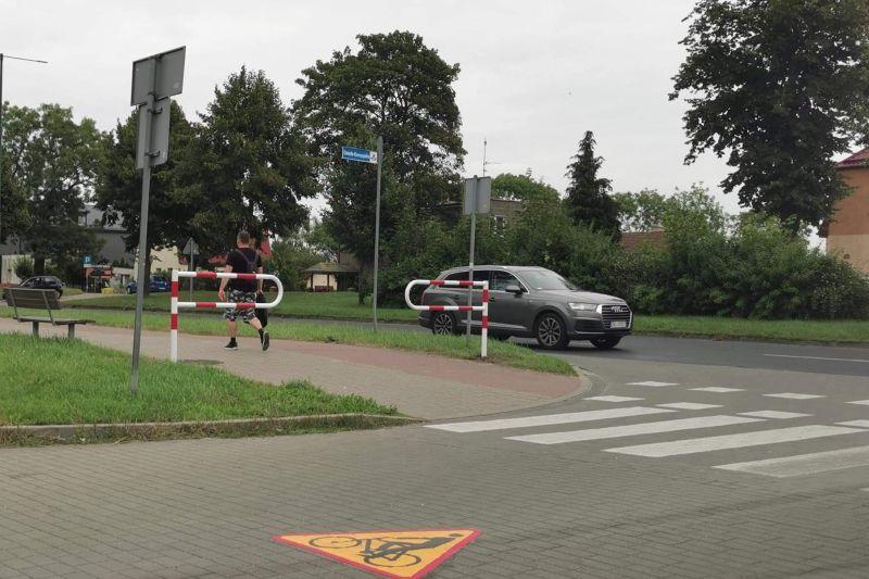 Barierki zwężające przejazd mają chronić pieszych i rowerzystów