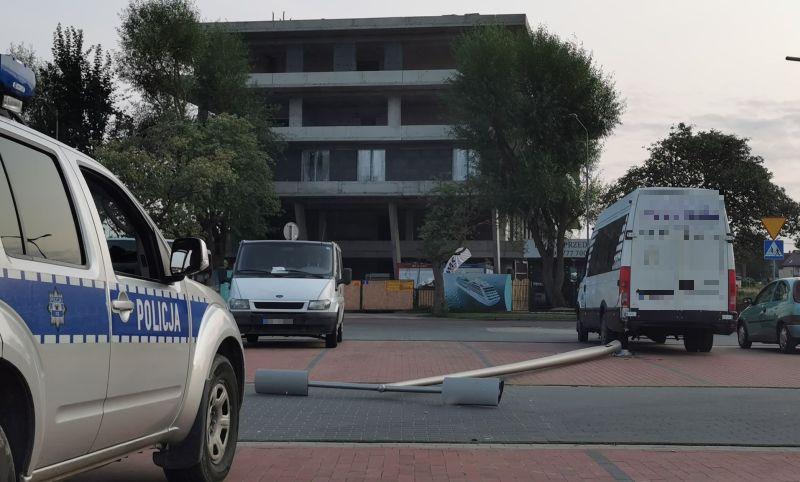 Skosił słup na parkingu na Bałtyckiej