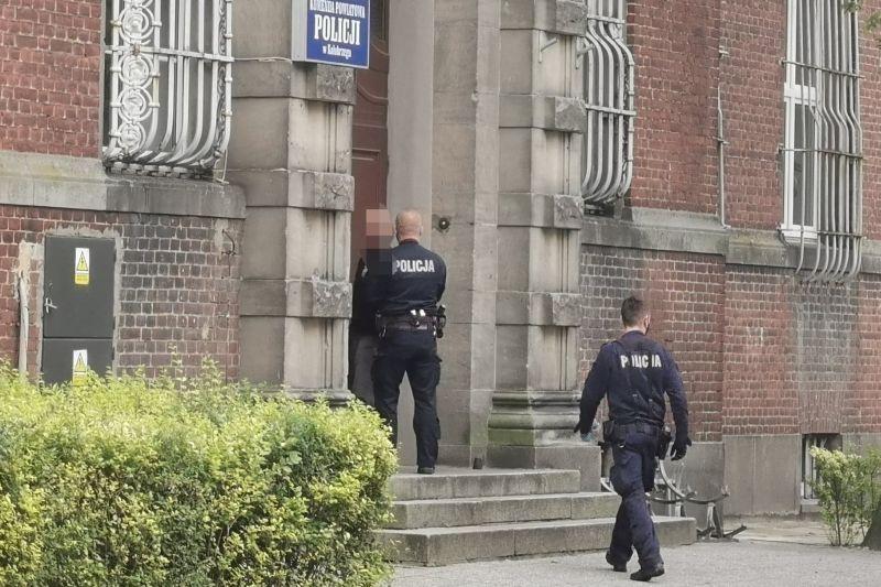 Policyjna akcja – zatrzymano mężczyznę, który atakował prętem przechodniów 