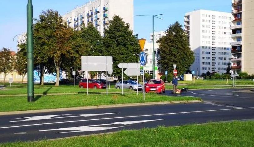 Potrącenie motocyklisty na rondzie