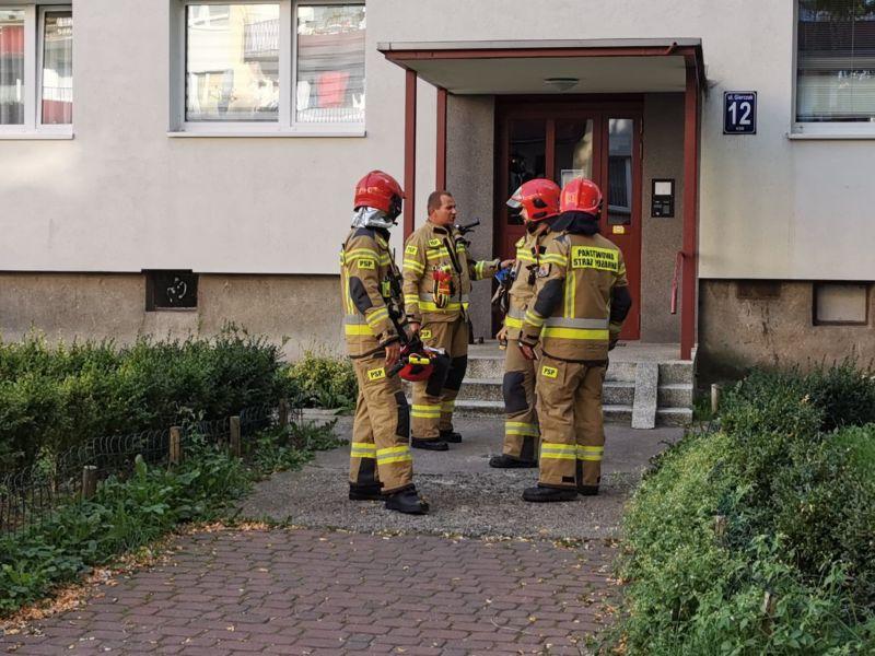 Starsza kobieta zostawiła danie na kuchence. Sąsiedzi zaalarmowali służby