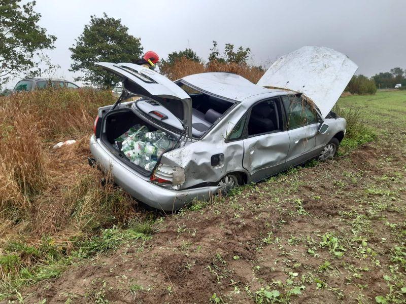 Auto wypadło z drogi kilkukrotnie dachując