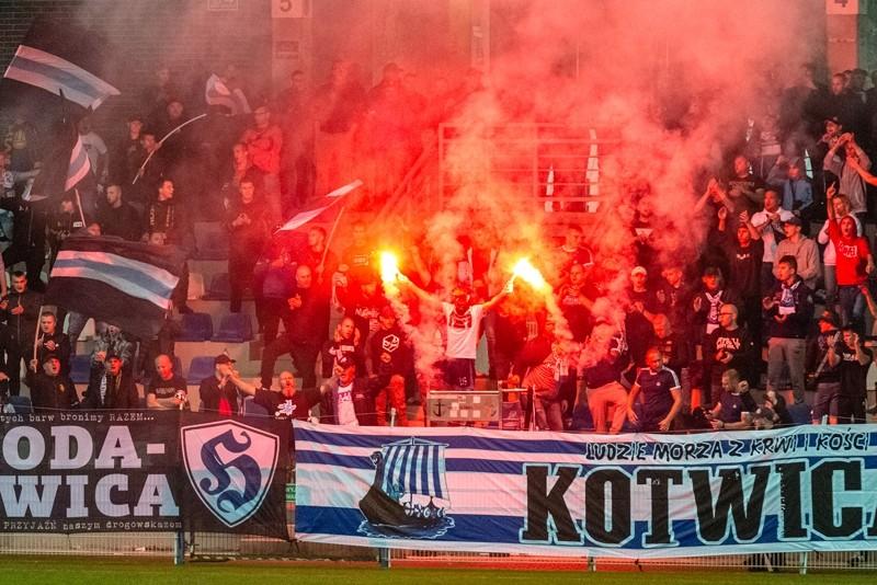 Święto kibiców i remis na boisku. Zobacz relację z meczu, oprawy kibiców i policyjnego zabezpieczenia