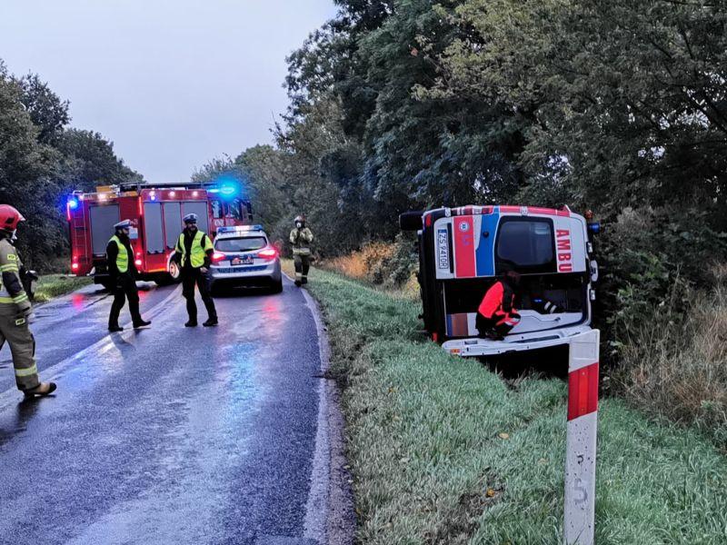 Karetka w rowie. Co z załogą? (foto)