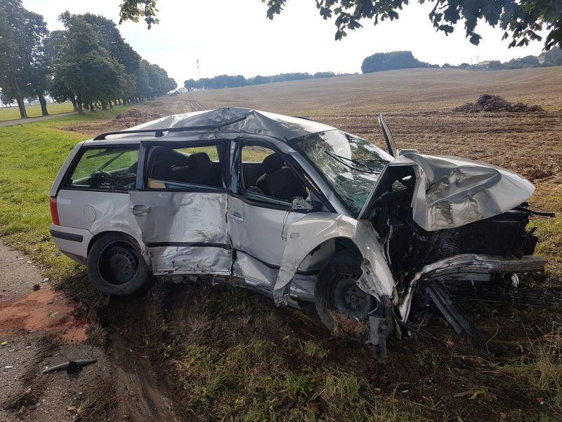VW kompletnie rozbity. Kierowca miał ponad promil