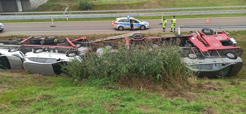 Ciężarówka w rowie. Uszkodzone nowe samochody