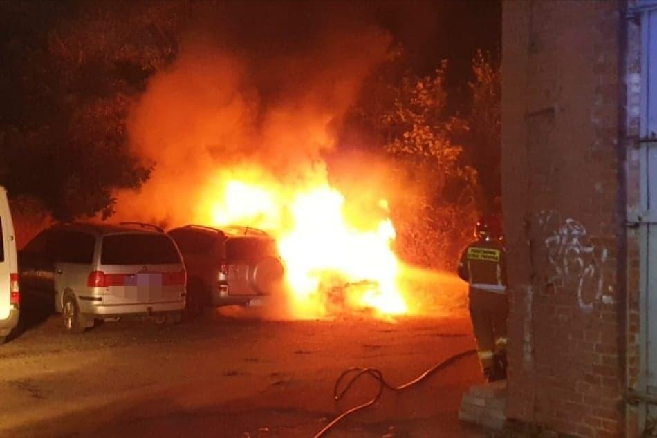 Płonął citroen. Ogień zagrażał pojazdom obok (Foto)