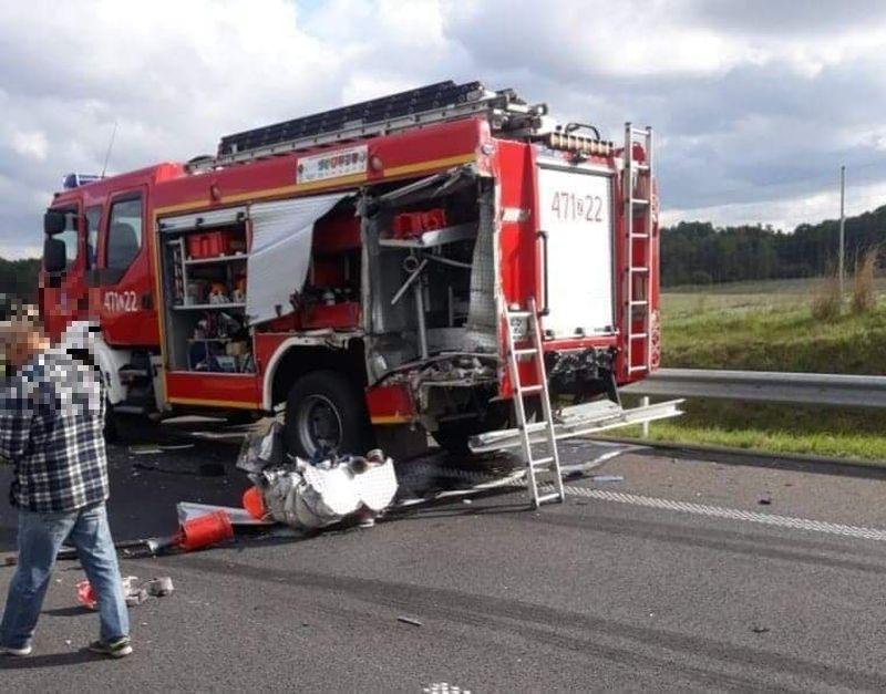 Na S6 ciężarówka uderzyła w wóz straży pożarnej