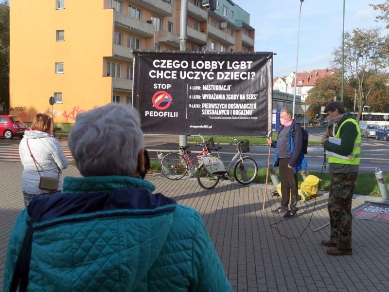 Przeciwko aborcji i LGBT. Kilka osób wyszło z kontrowersyjnymi banerami na ulicę (foto, wideo)