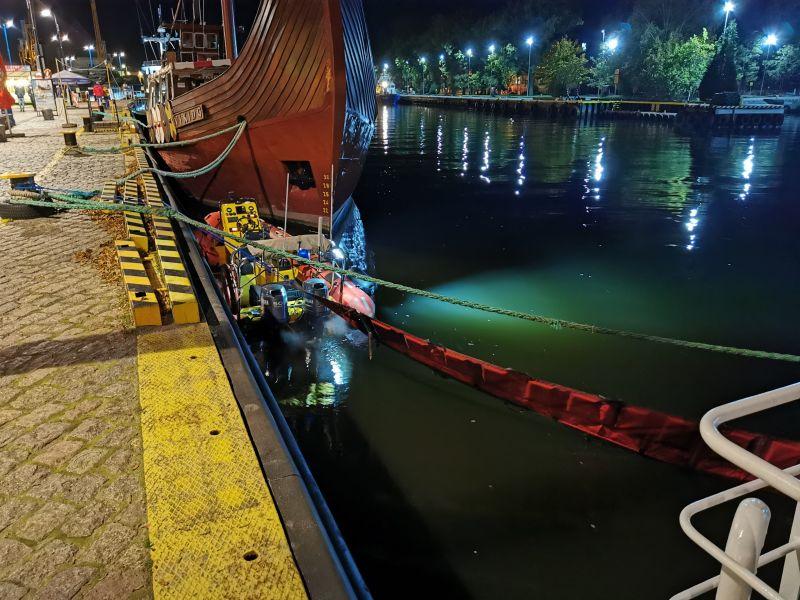 Rozlew substancji ropopochodnej. Kołobrzeski port jest zablokowany (Foto)