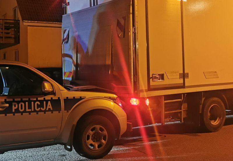 Skradziona i porzucona ciężarówka? Policjanci ruszyli za kierowcą
