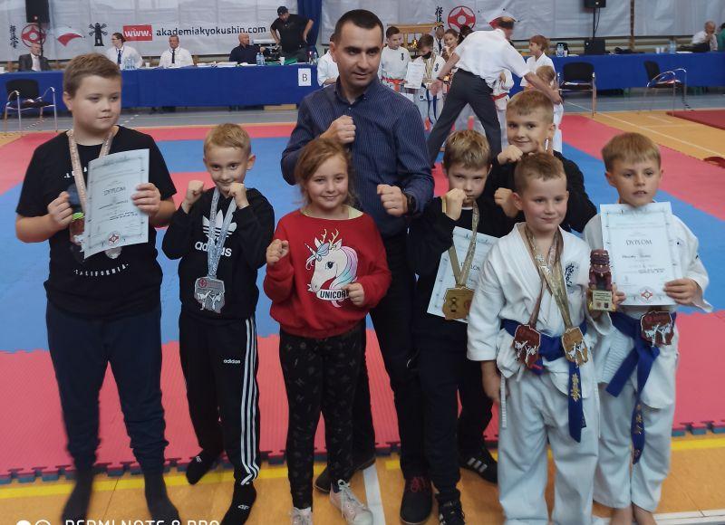 14 medali kołobrzeskich karateków