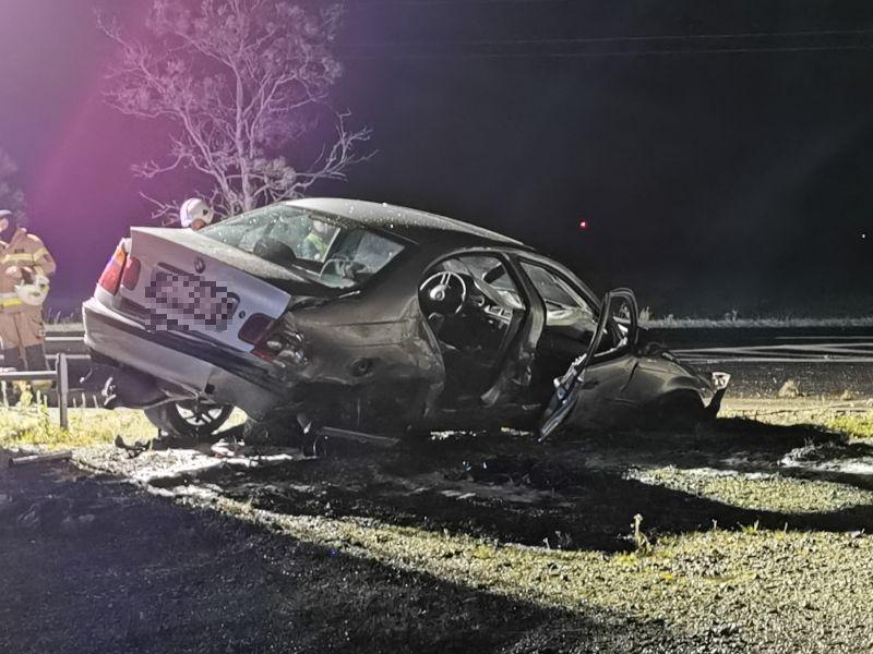 BMW wypadło z drogi. Dwóch poszkodowanych zabrano do szpitala