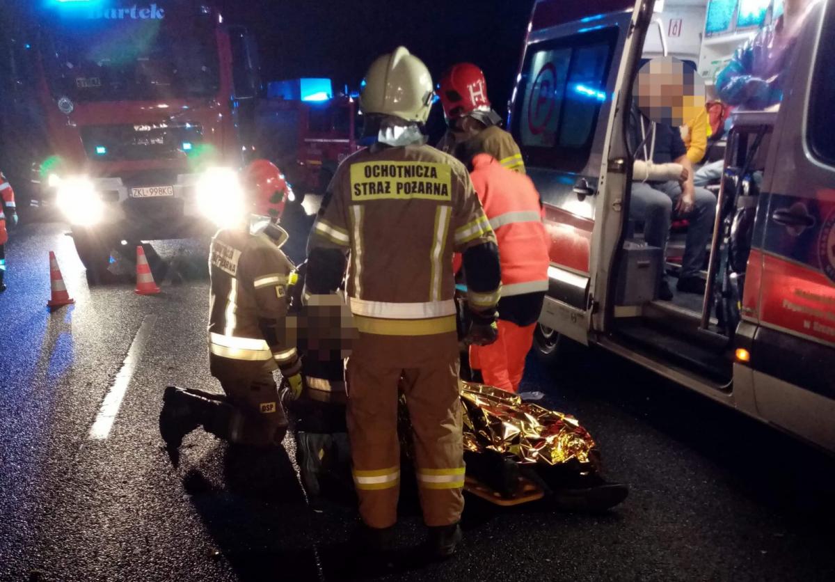 Mercedes uderzył w drzewo. Uważajcie na trudne warunki drogowe!