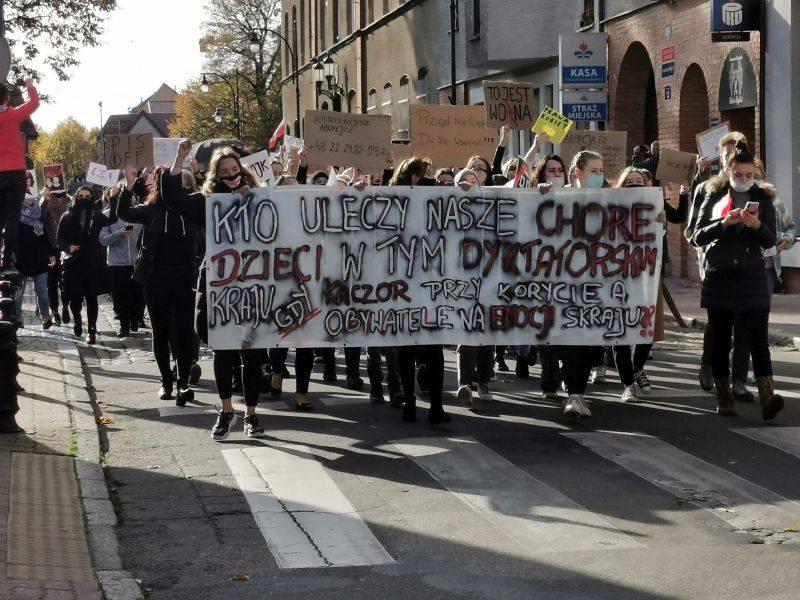 Zobacz, jak wyglądała manifestacja przeciwko zakazowi aborcji. Protestowało tysiące kołobrzeżan (Foto,video)