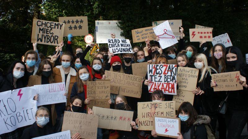 Tak protestowali mieszkańcy Kołobrzegu. Dwie manifestacje, tysiące ludzi na ulicach (foto)