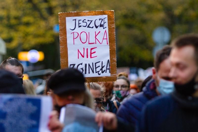 Część samorządowców zdecydowanie po stronie protestujących kobiet. Wśród nich prezydent Kołobrzegu