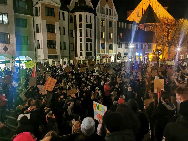Nawet 5 tys. osób wyszło na ulicę. Ogromny protest w Kołobrzegu (foto, wideo)