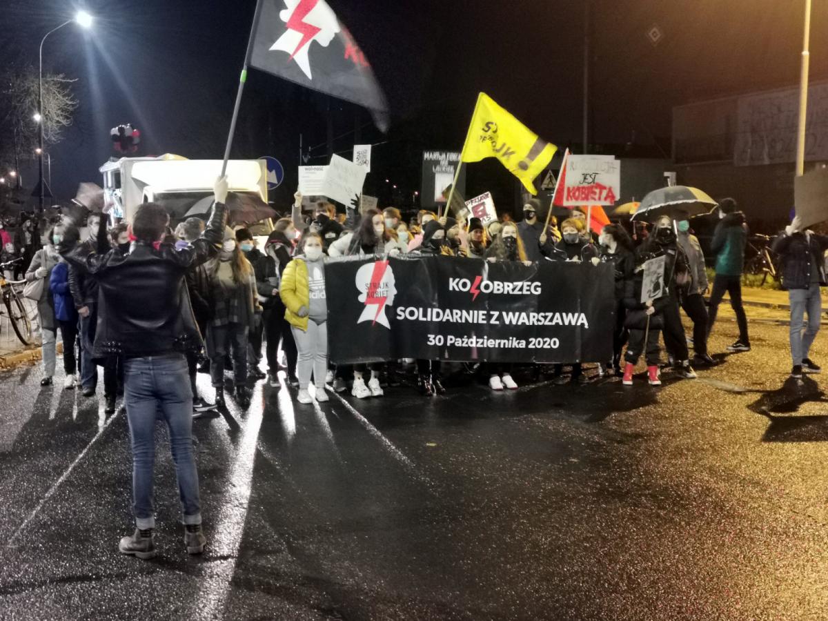 „Kołobrzeg solidarnie z Warszawą!” - kolejny protest na ulicach miasta (foto, video)