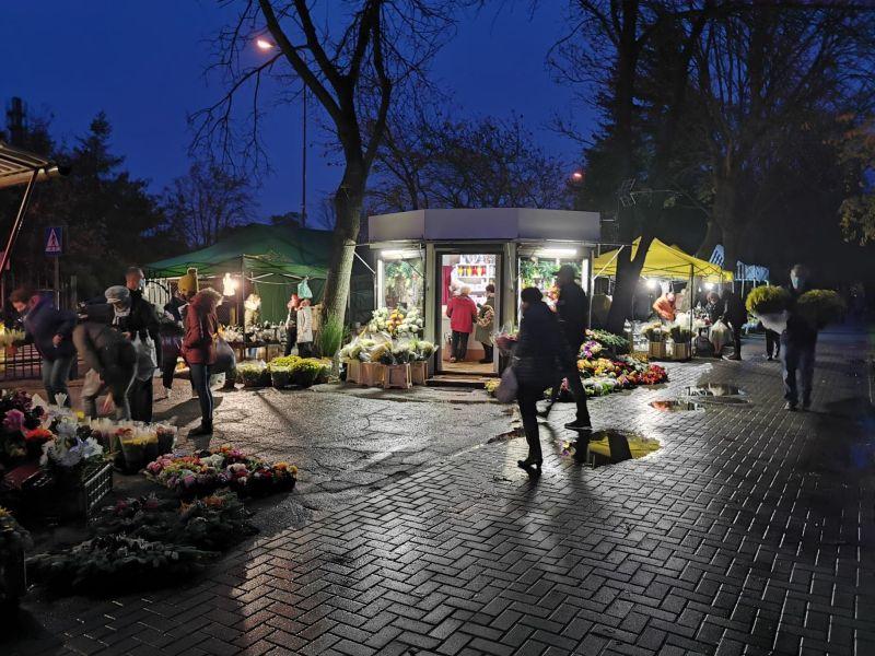 Miasto pomoże kołobrzeskim handlowcom. Odkupi od nich niesprzedane kwiaty