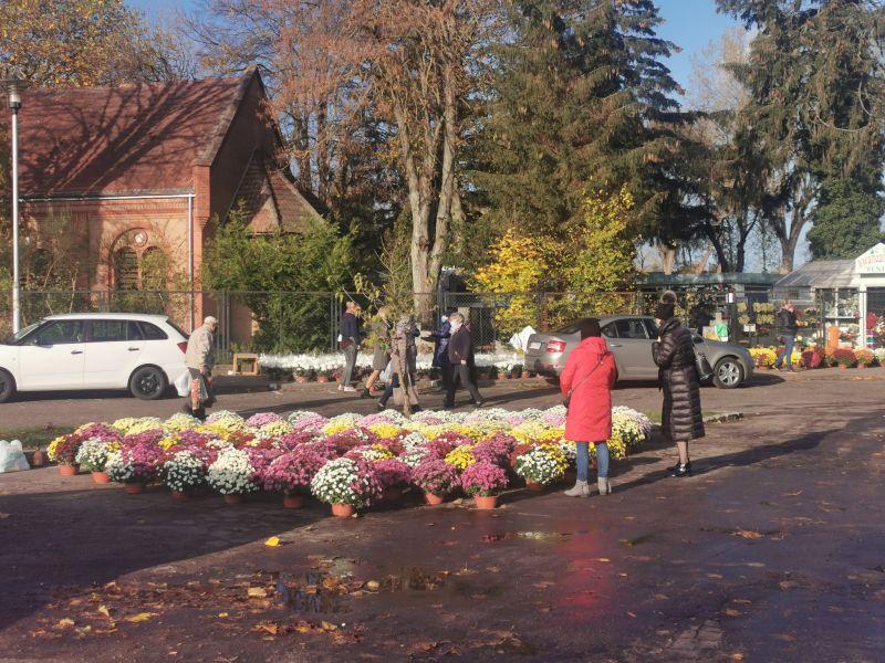Kołobrzeżanie ruszyli na cmentarz. Od rana pełne parkingi